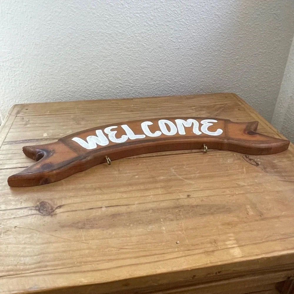 Rustic Wooden Welcome Key Holder | Hand-Painted Vintage Entryway Sign